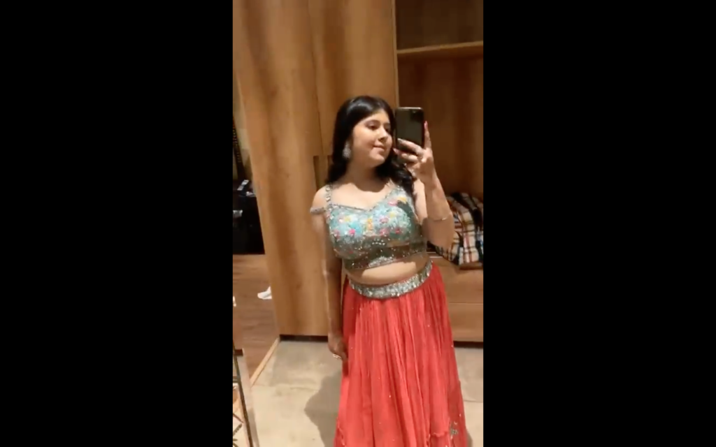 Indian modern girl showing boobs