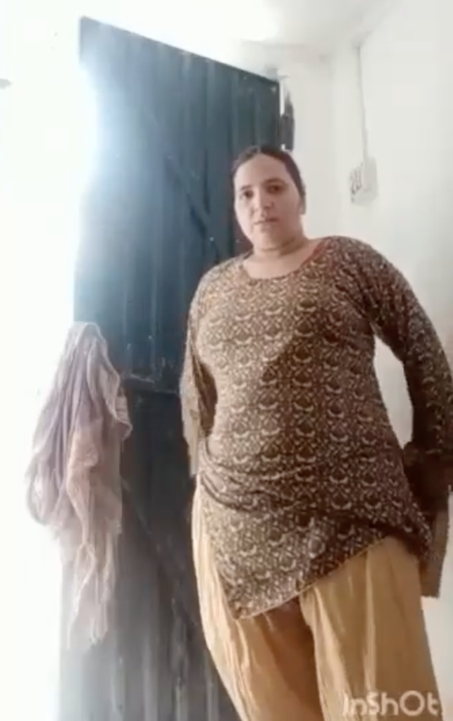 Punjabi anunty showing big gaand