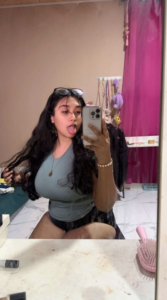 Big ass and boobs showing tanker girl