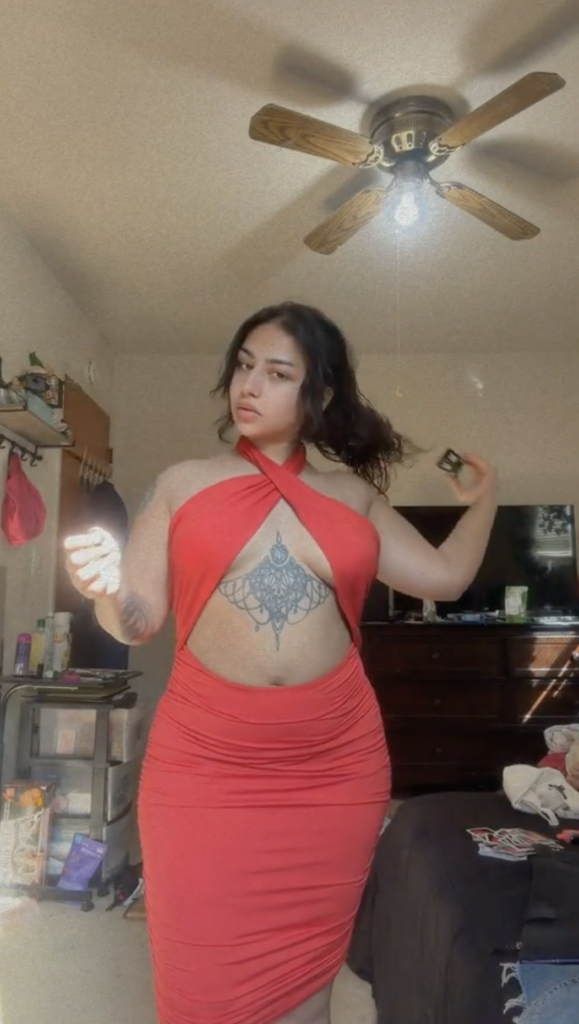 Goreous girl showing ass and boobs